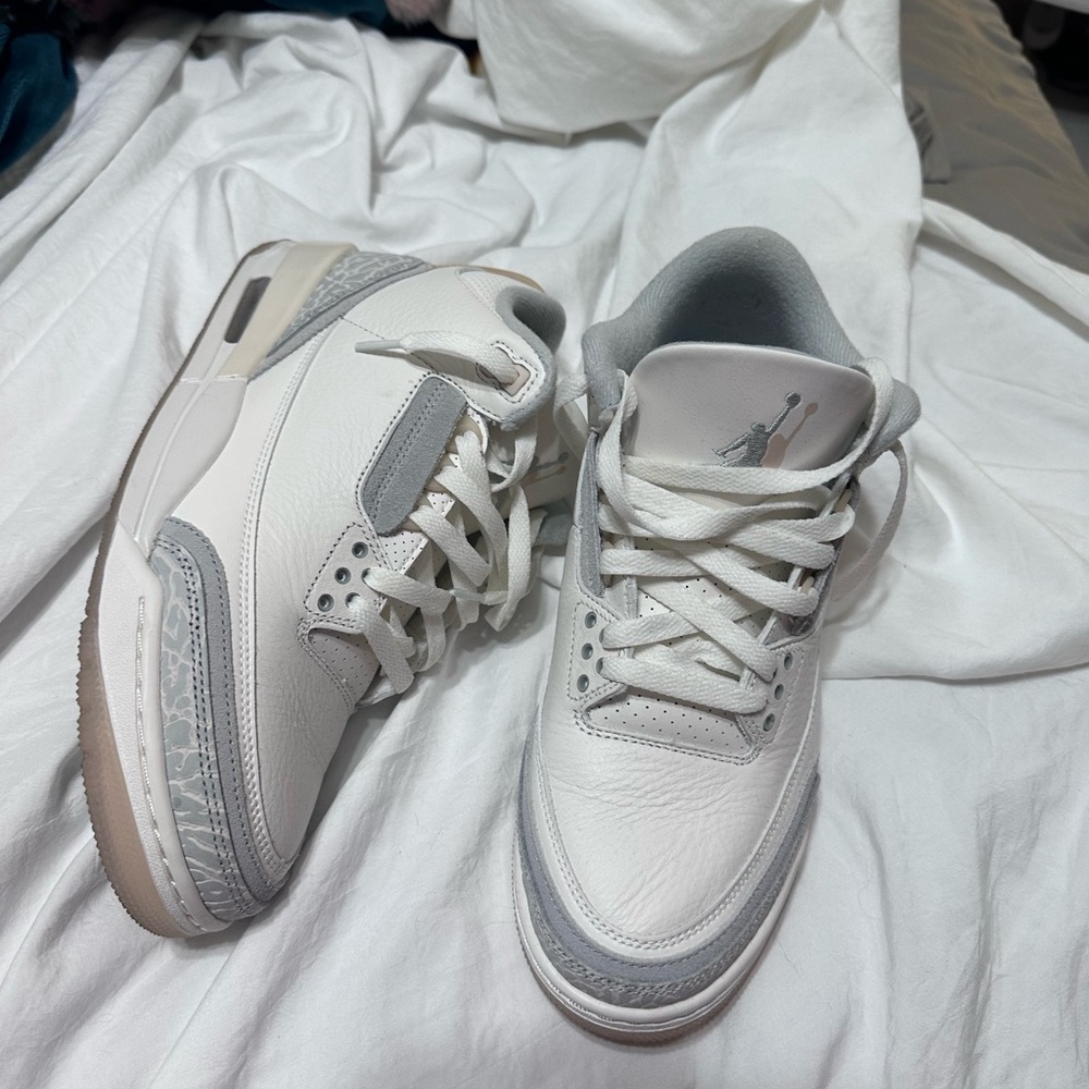 Jordan Air Retro 3 in Cream and Gray
